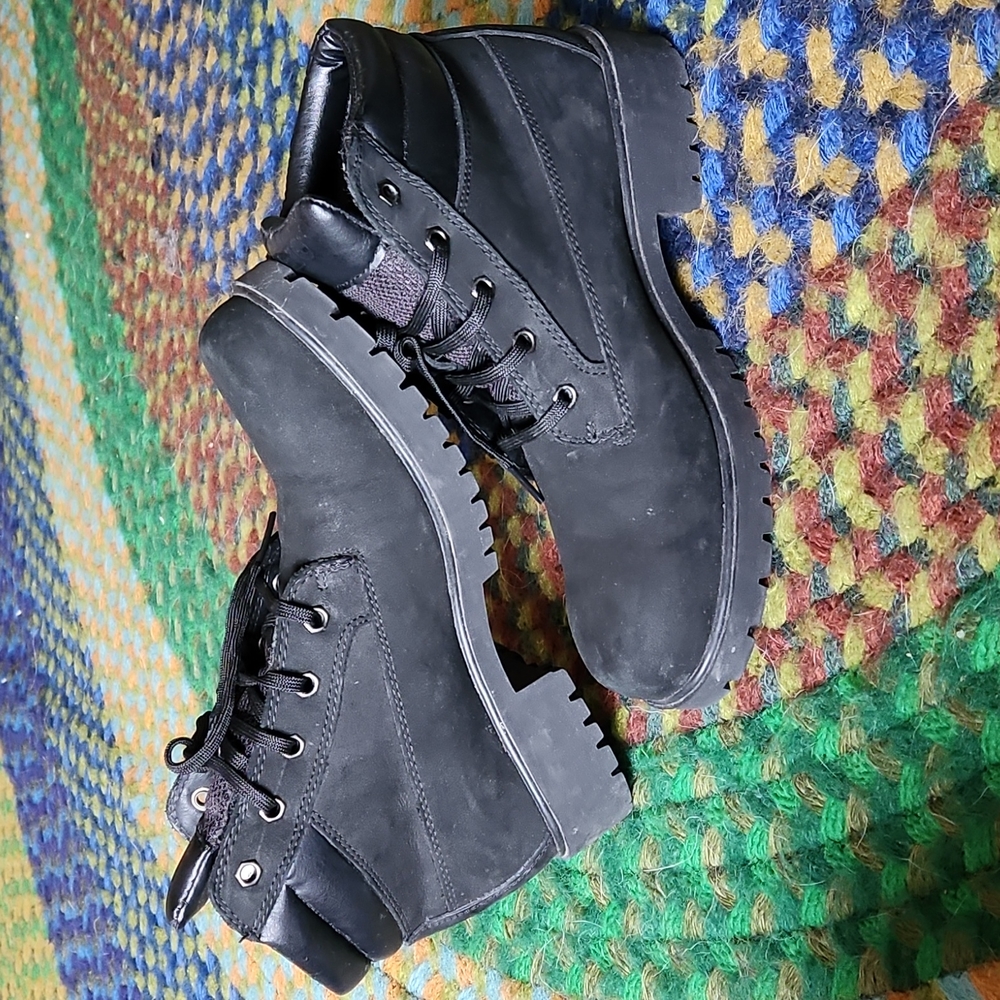 Timberland women's 6 inch black nubuck 7.5